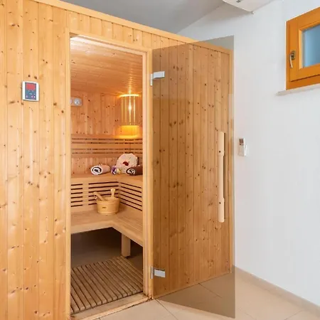 Vikendica Ferienhaus Fuer 10 Personen In Blato, Dalmatien Sueddalmatien
